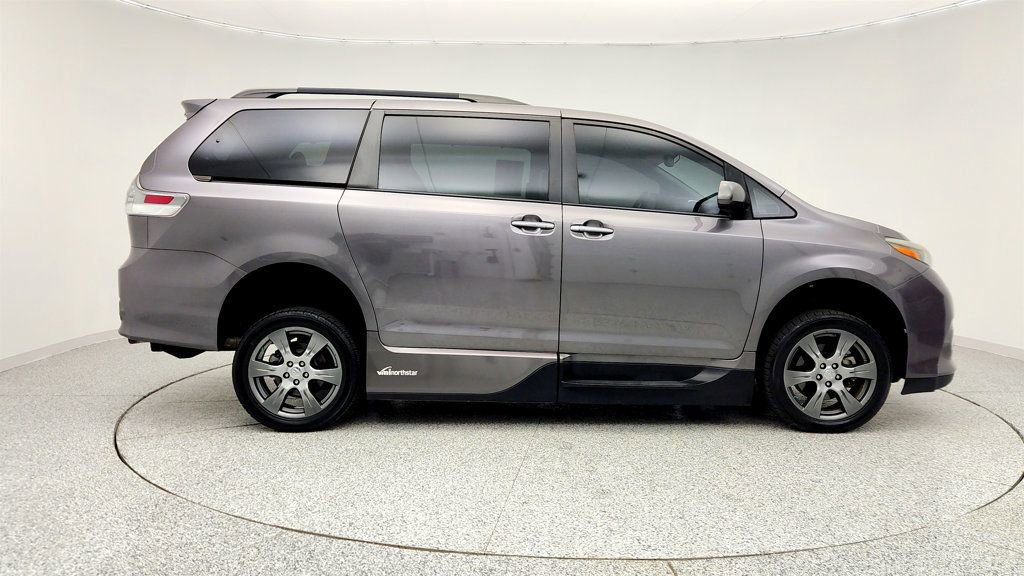Used 2017 Toyota Sienna SE Premium image 4