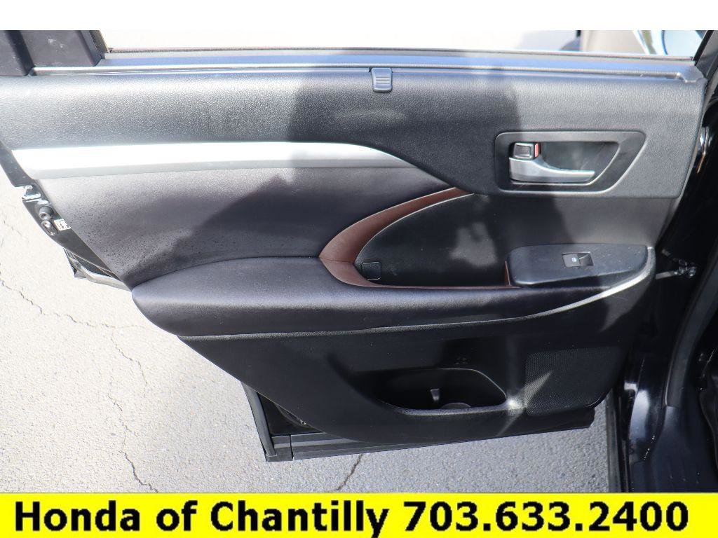 Used 2017 Toyota Highlander XLE image 25