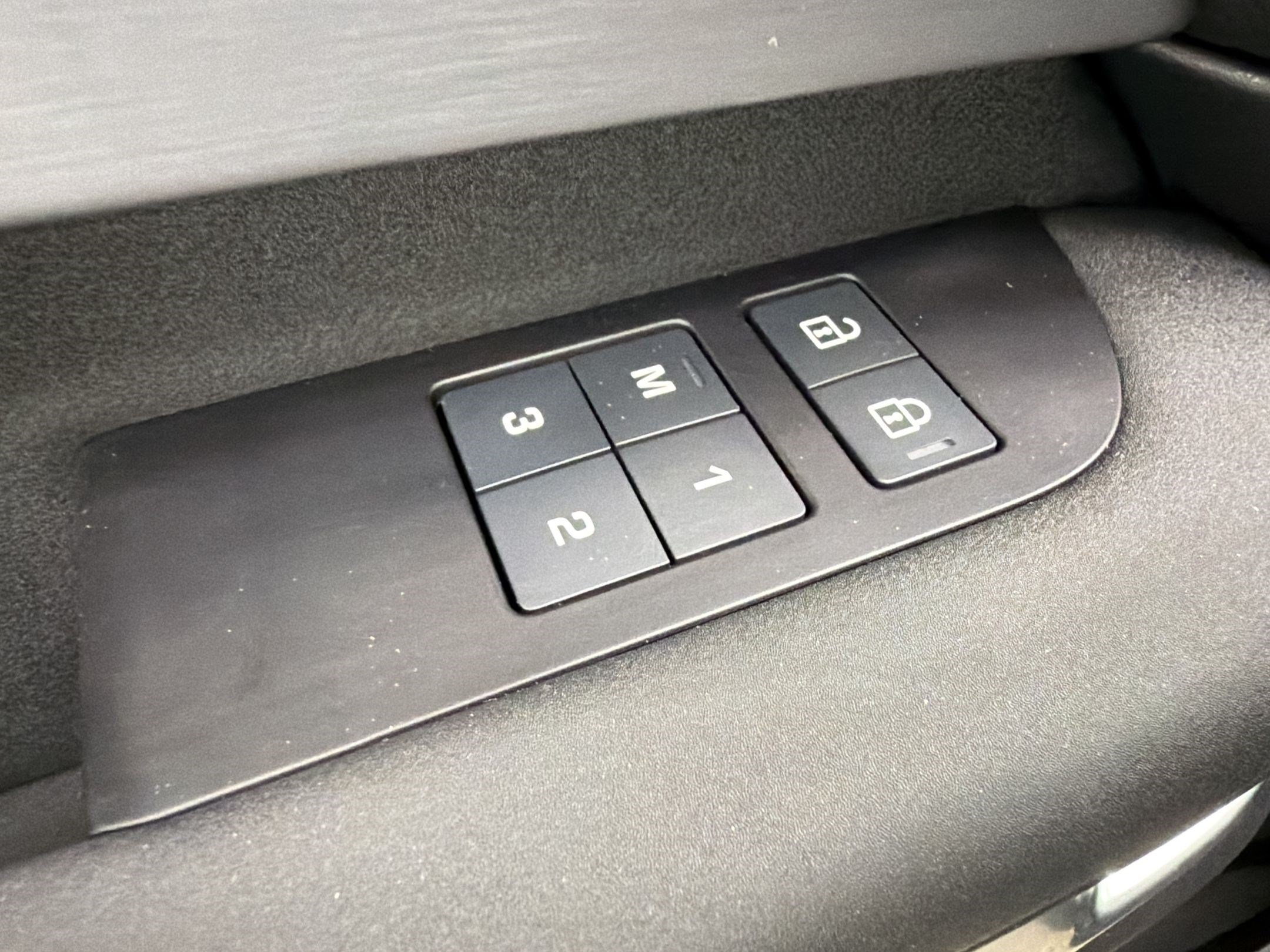 Certified 2025 Land Rover Discovery Dynamic SE AWD/4WD image 12