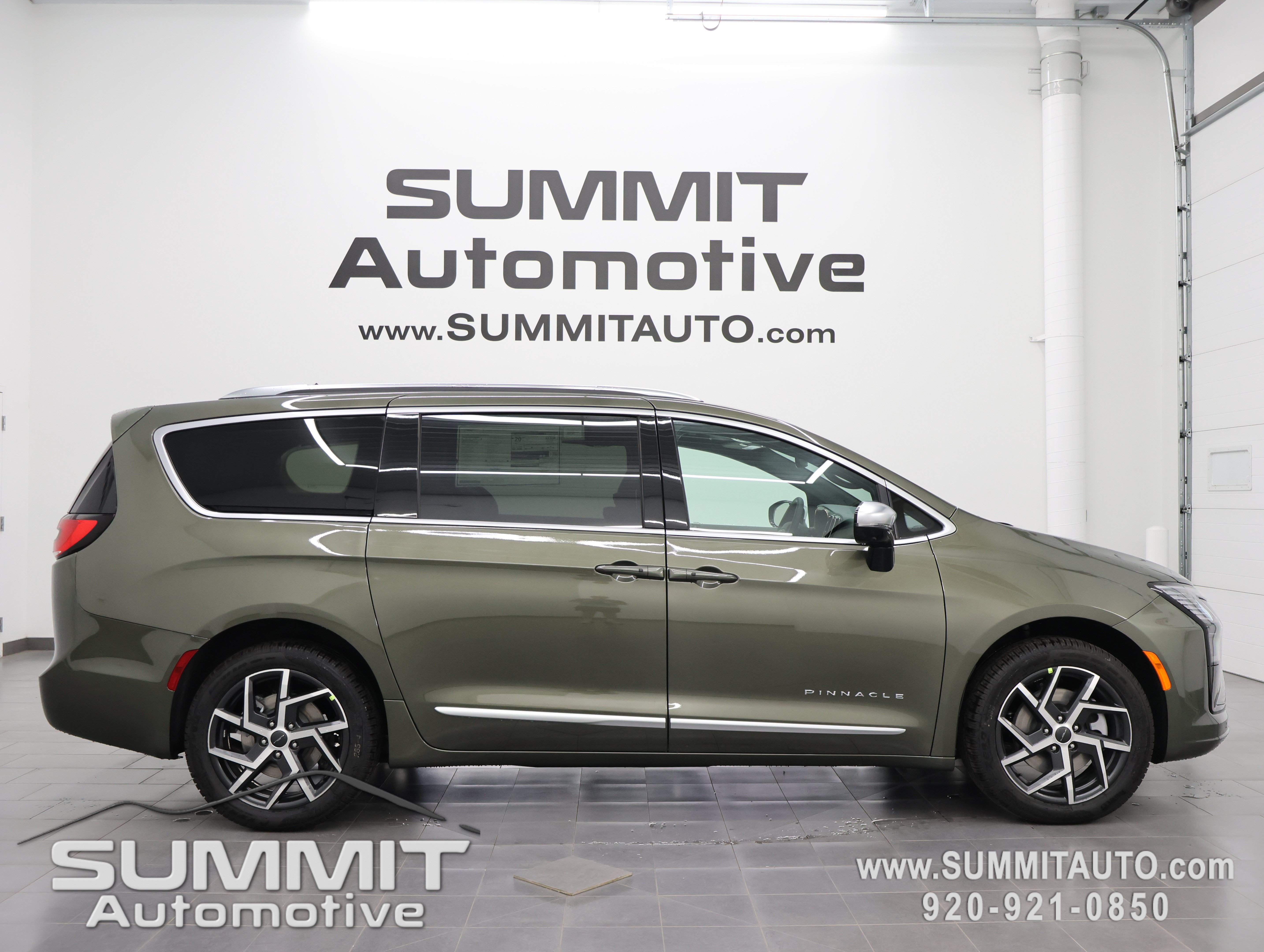 New 2027 Chrysler Pacifica Pinnacle w/ Theater Group