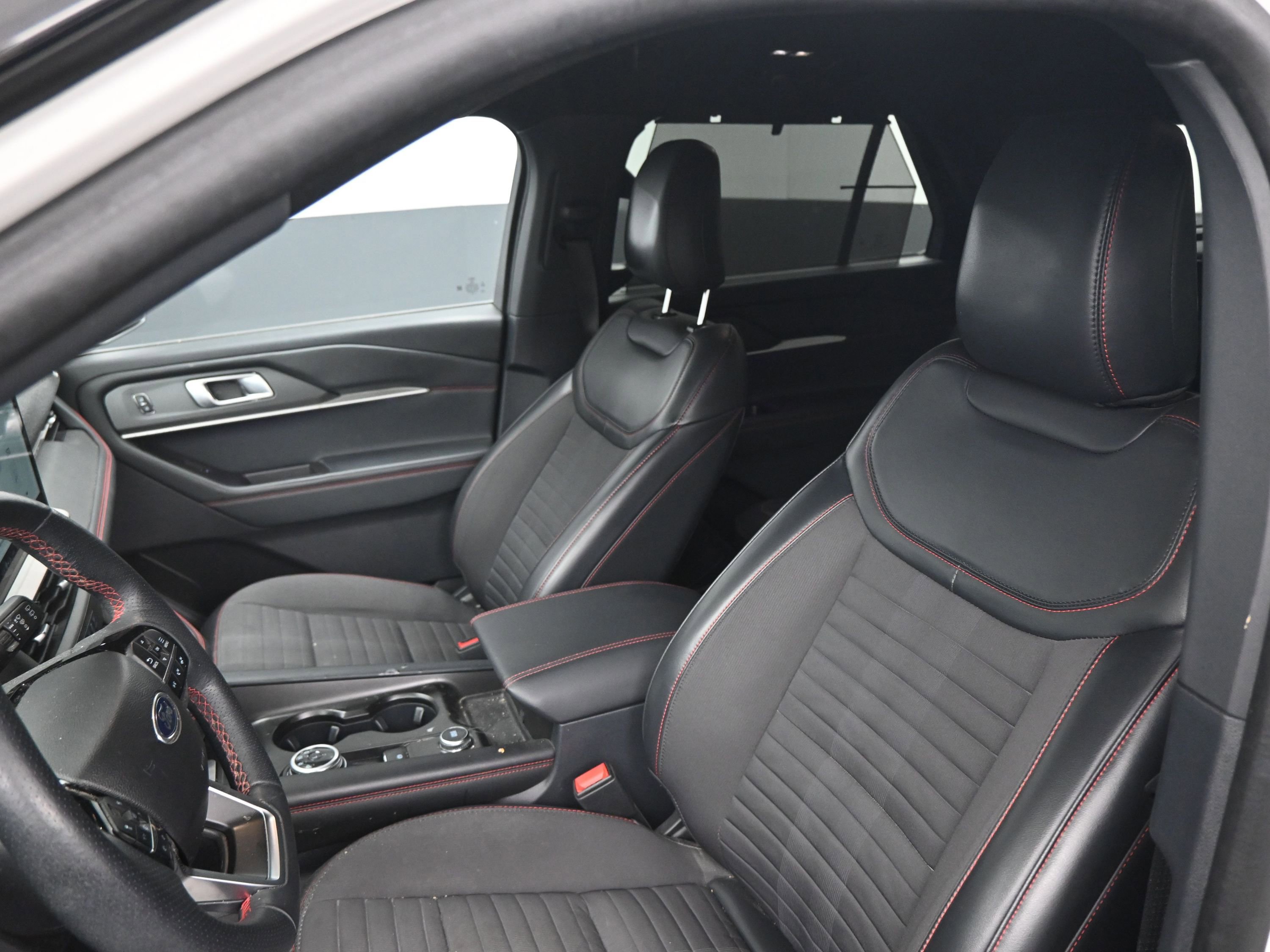 Used 2025 Ford Explorer ST-Line w/ Premium Package RWD image 15