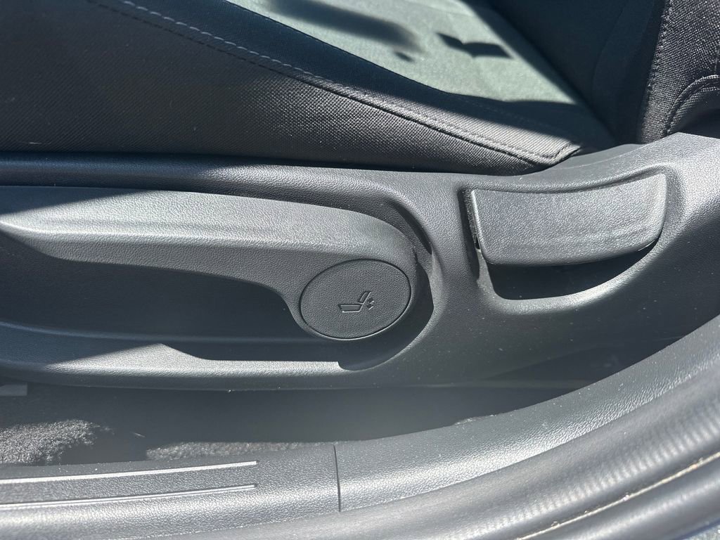 Used 2025 Hyundai Elantra Hybrid FWD image 14