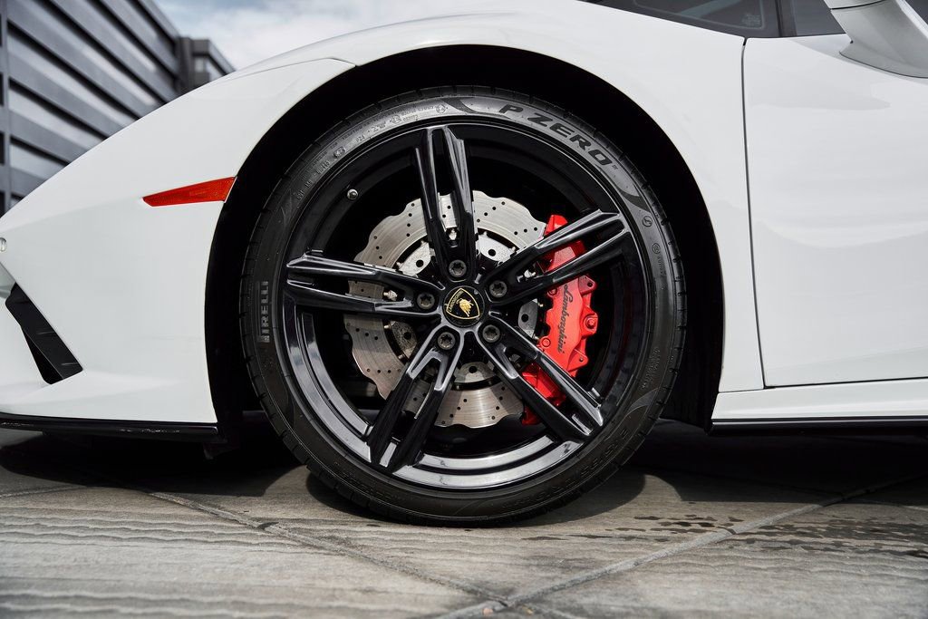 Used 2020 Lamborghini Huracan EVO image 3