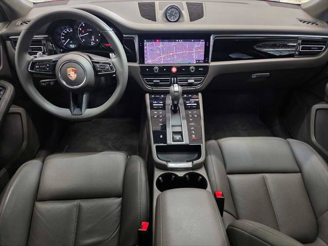 Used 2025 Porsche Macan AWD/4WD image 18