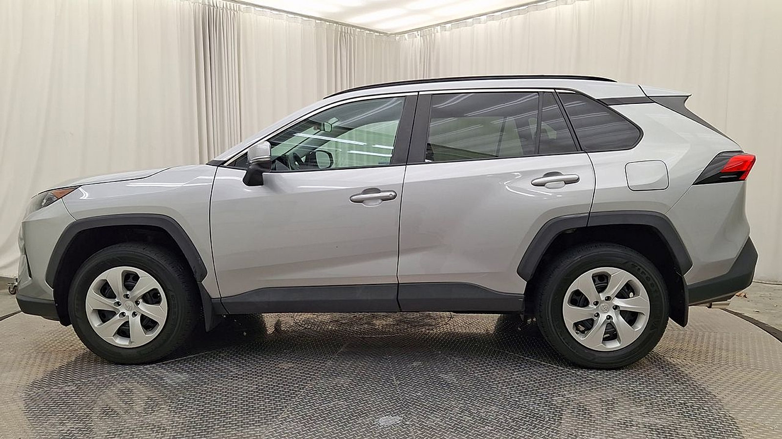 Used 2021 Toyota RAV4 LE AWD/4WD image 11