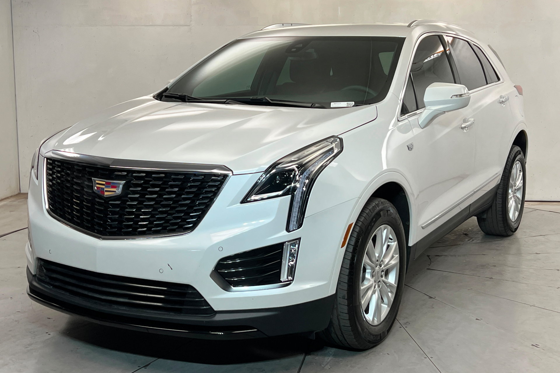 Used 2025 Cadillac XT5 Luxury w/ LPO, Floor Liner Package AWD/4WD image 1