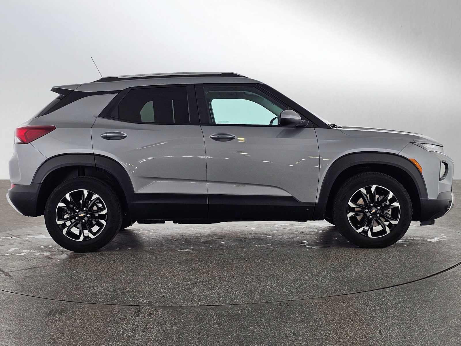 Used 2023 Chevrolet TrailBlazer LT w/ Convenience Package image 2