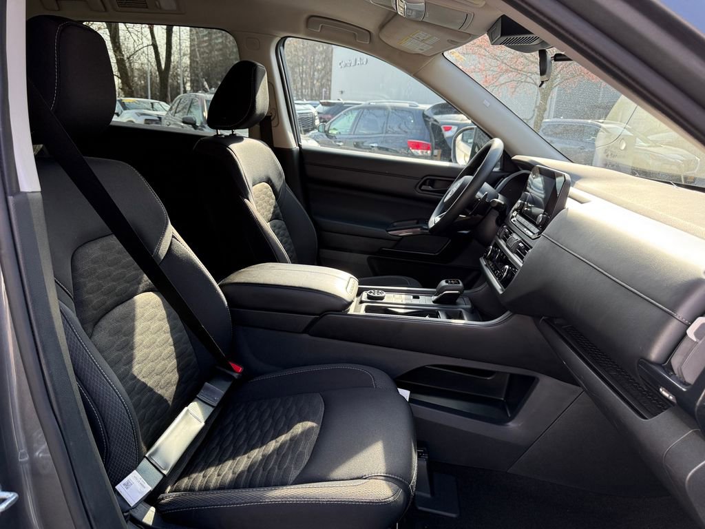 Used 2023 Nissan Pathfinder S image 27