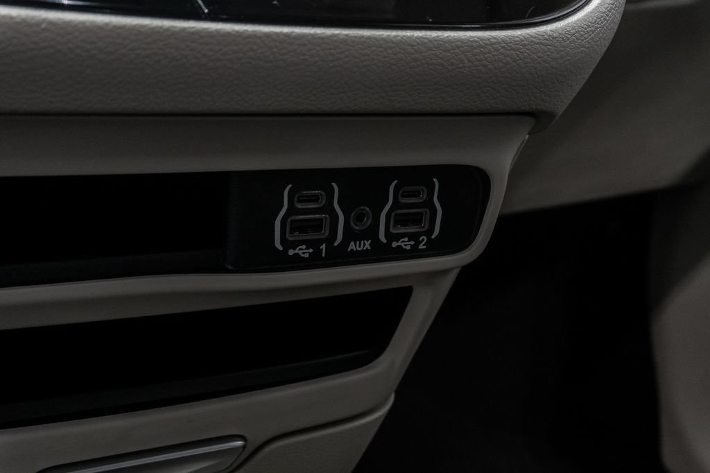 Used 2023 Chrysler Pacifica Touring-L FWD image 19