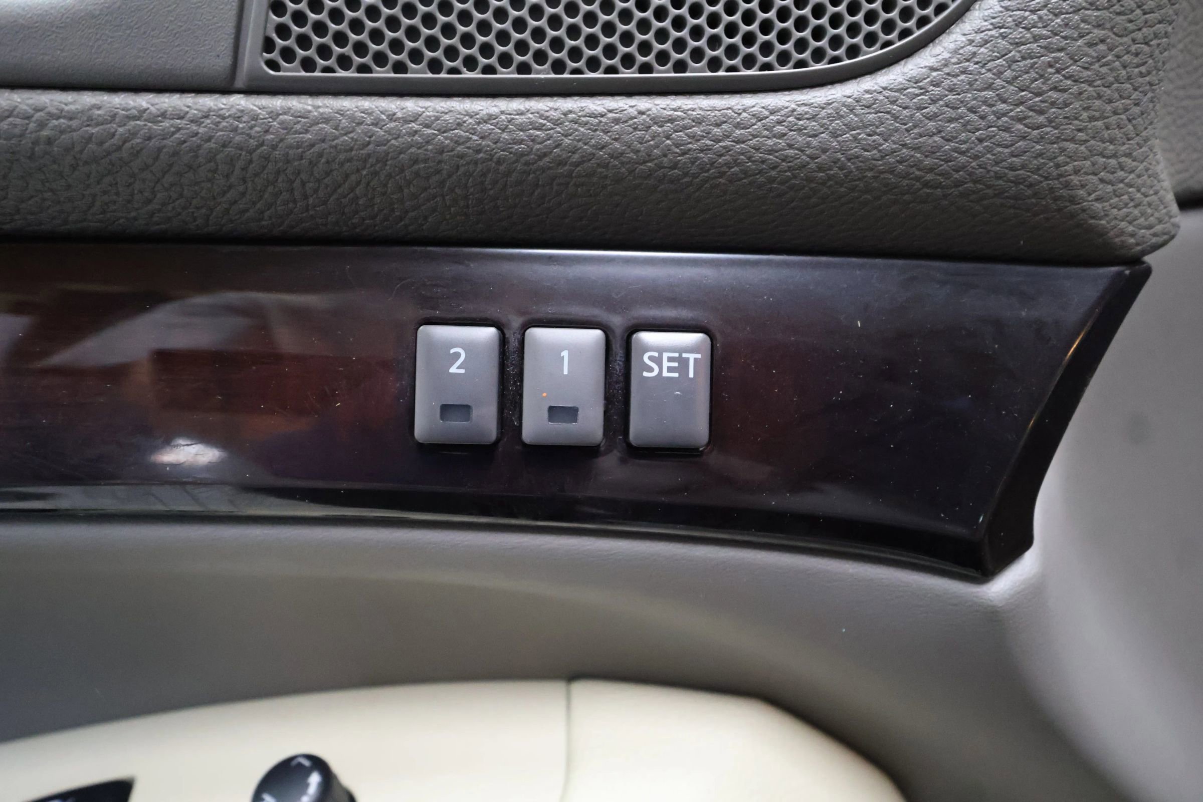 Used 2011 INFINITI G37 Journey w/ Premium Pkg image 16