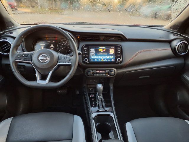 Used 2023 Nissan Kicks SR w/ SR Premium Package FWD image 5