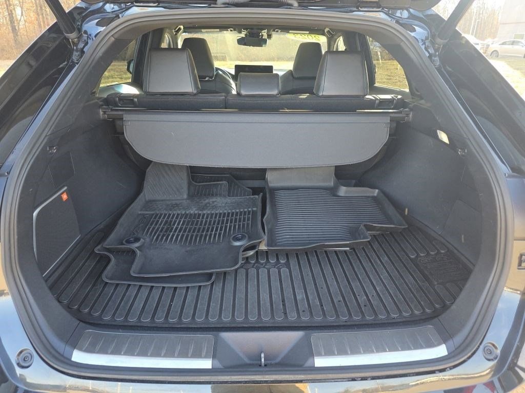 Used 2023 Toyota Venza Limited image 18