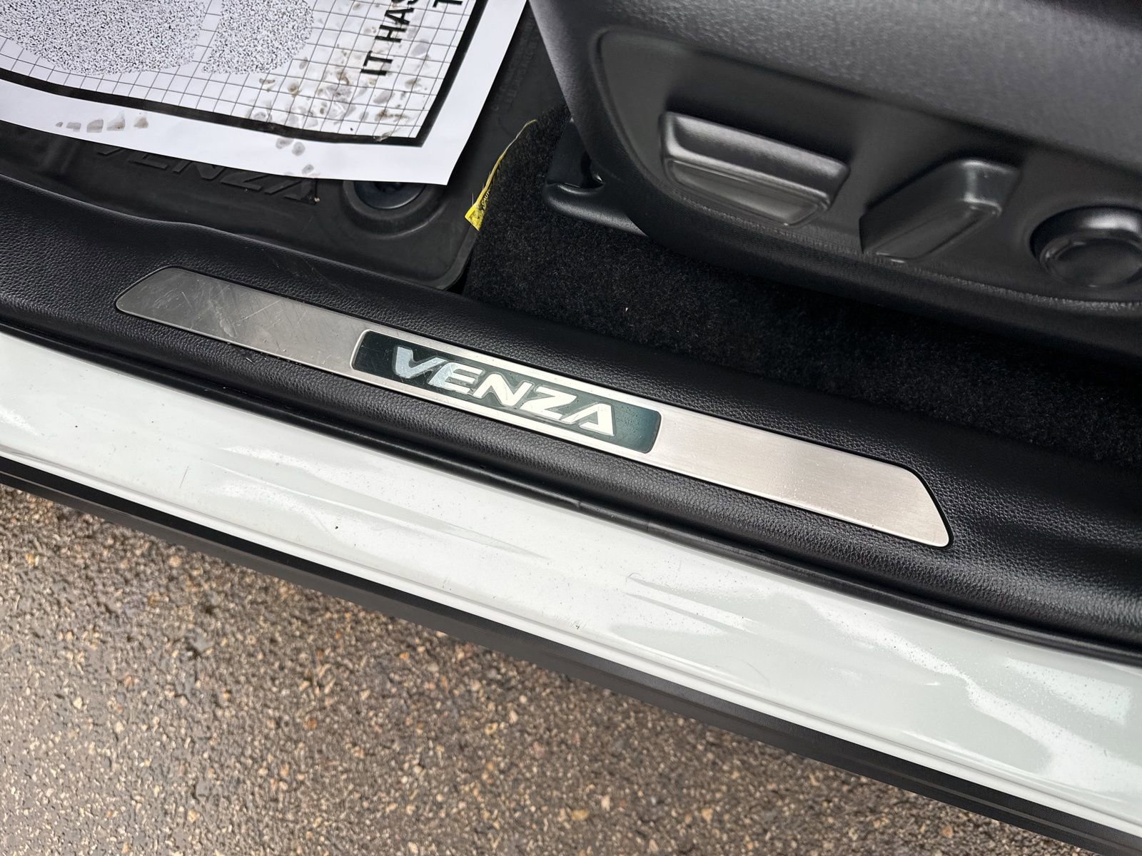 Used 2023 Toyota Venza XLE AWD/4WD image 13