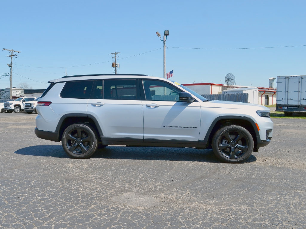 Used 2023 Jeep Grand Cherokee L Laredo AWD/4WD image 3