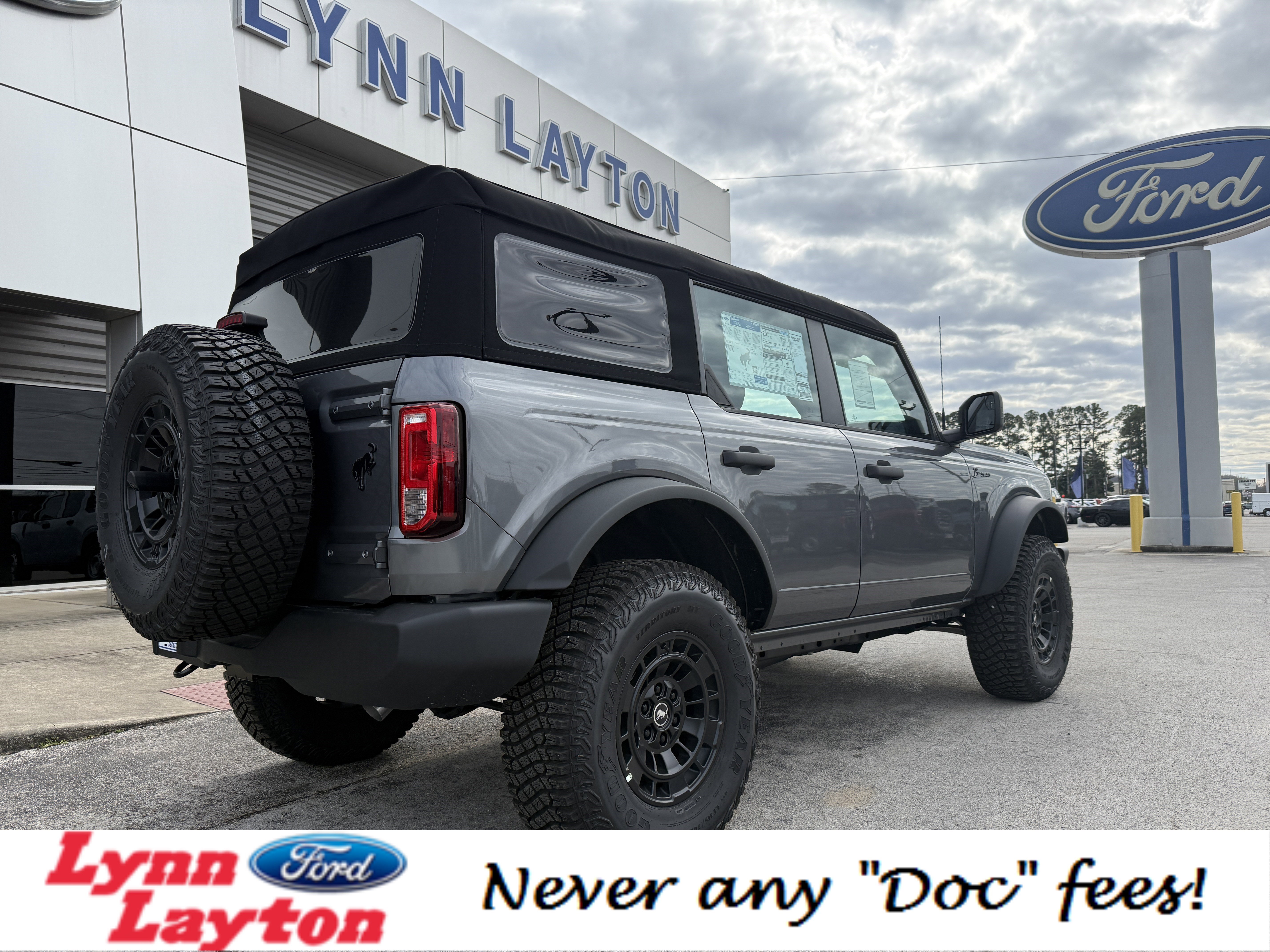 New 2025 Ford Bronco 4-Door image 4