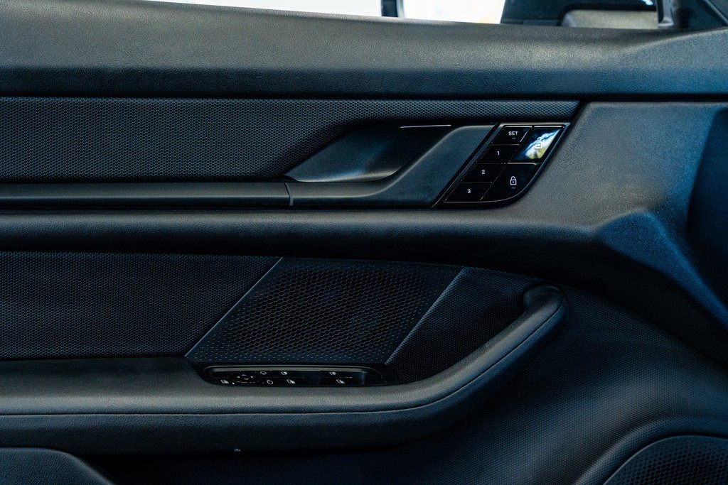 Used 2021 Porsche Taycan image 28