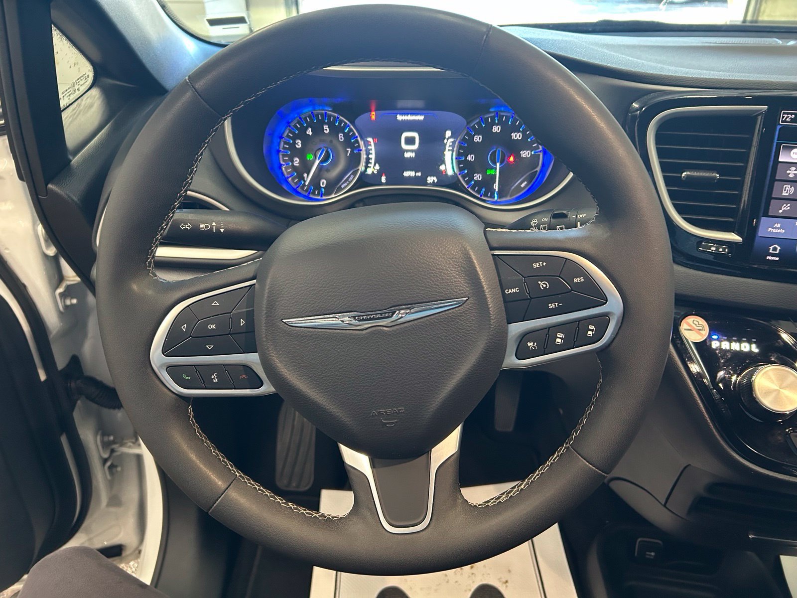 Used 2025 Chrysler Pacifica Select FWD image 17