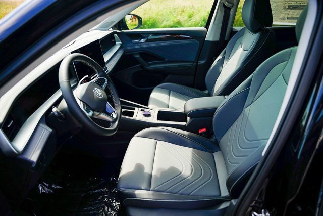 Used 2025 Volkswagen Tiguan SE w/ Panoramic Sunroof Package image 7