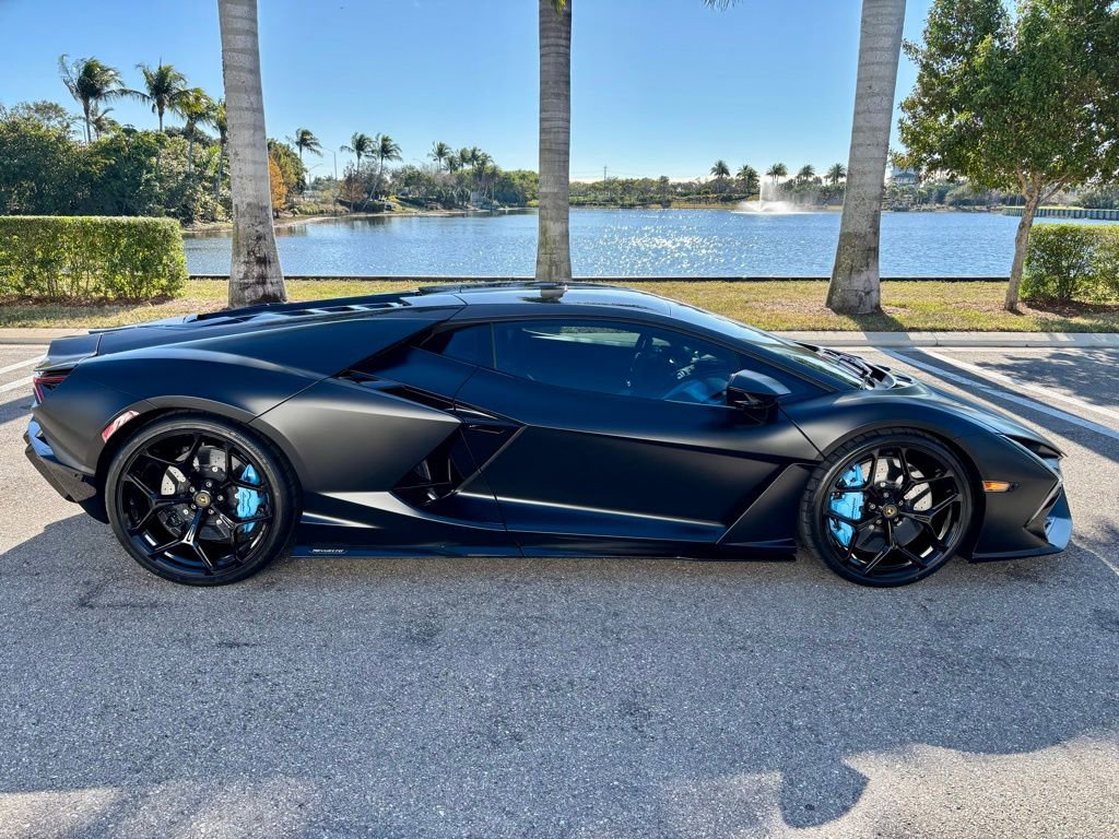 Used 2025 Lamborghini Revuelto image 5