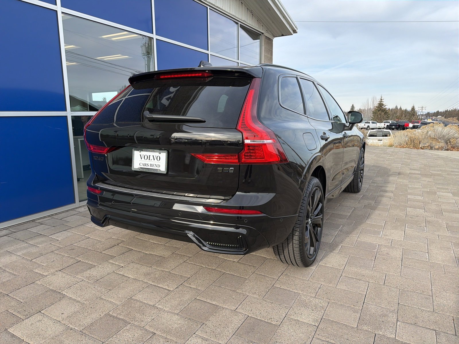 Used 2024 Volvo XC60 B5 Ultimate w/ Protection Package Premier image 3