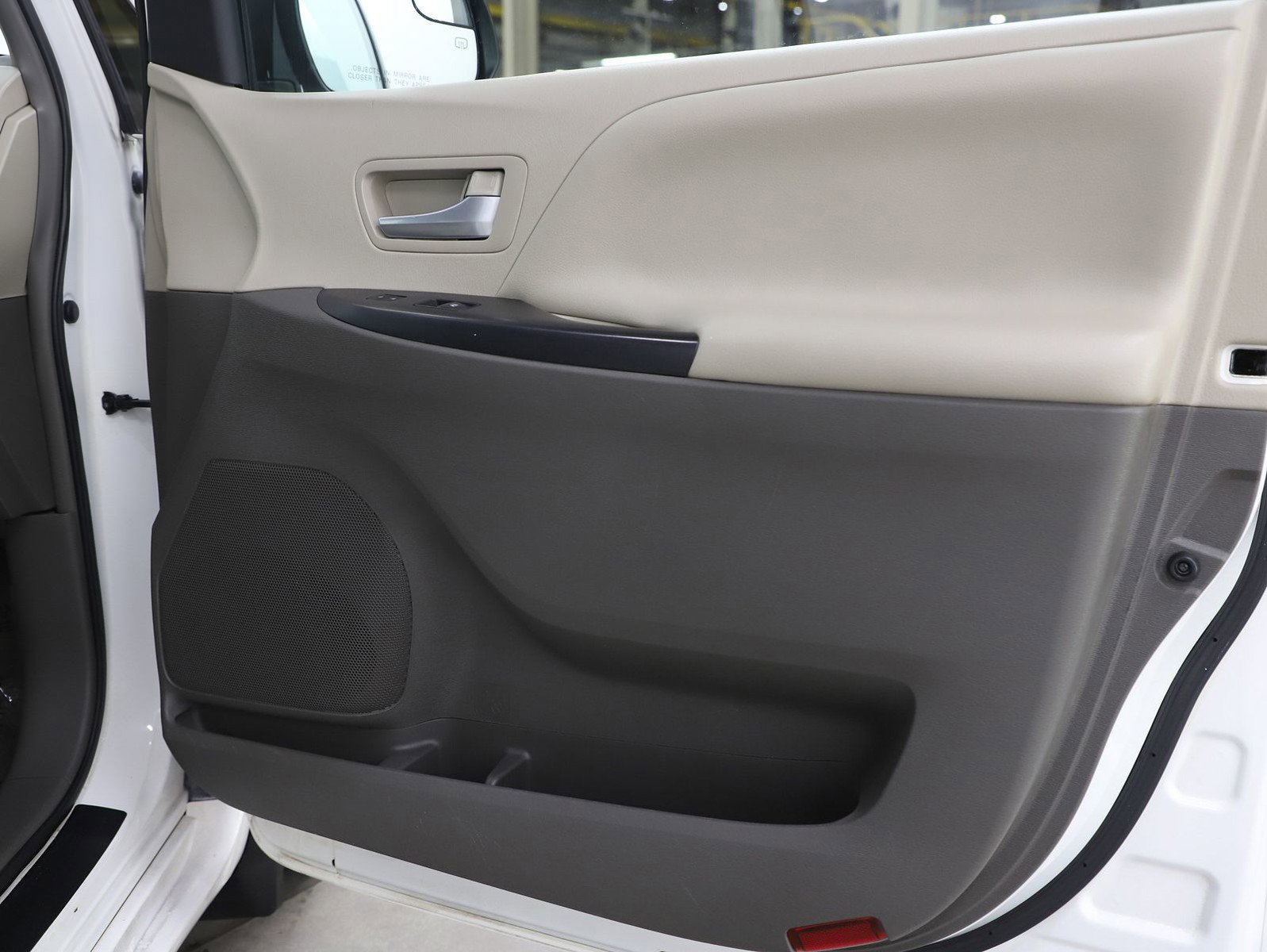 Used 2017 Toyota Sienna LE image 9