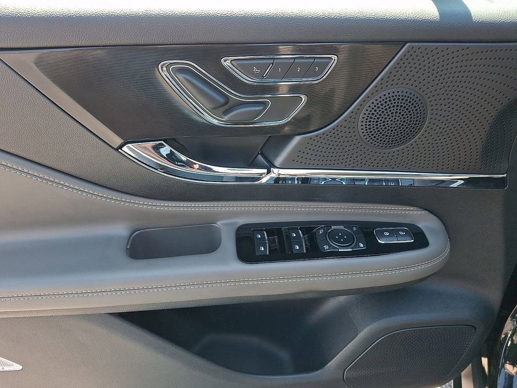 Used 2023 Lincoln Corsair AWD w/ Equipment Group 101A image 12