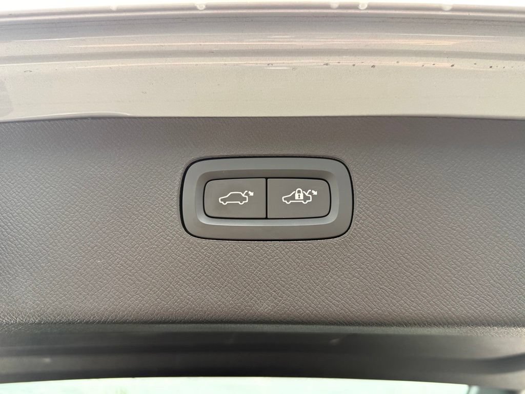 Used 2025 Volvo XC90 B5 Plus AWD/4WD image 40