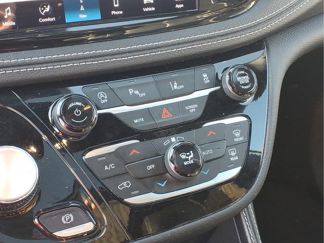 Used 2025 Chrysler Pacifica Limited FWD image 8