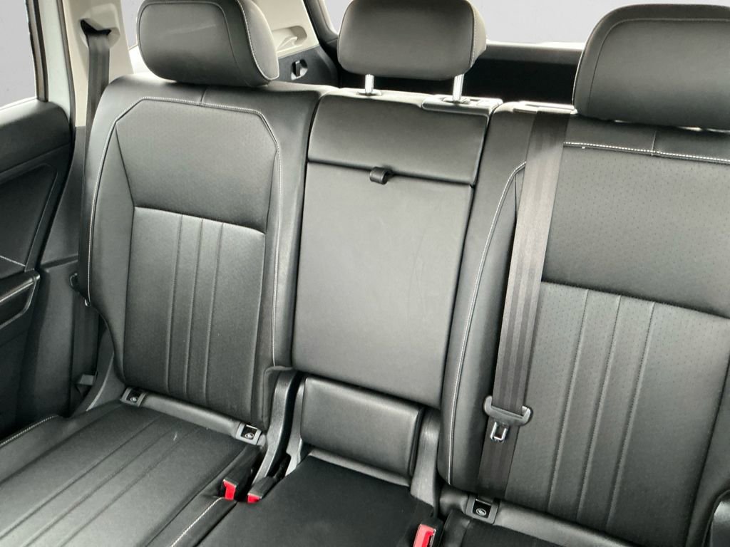 Used 2022 Volkswagen Tiguan SE w/ Panoramic Sunroof Package image 13