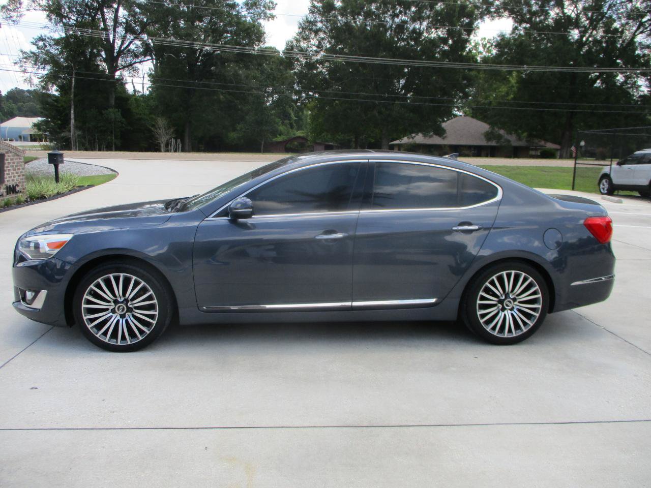Used 2015 Kia Cadenza Premium w/ Technology Package FWD image 9