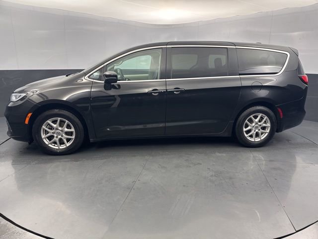 Used 2024 Chrysler Pacifica Touring-L image 3