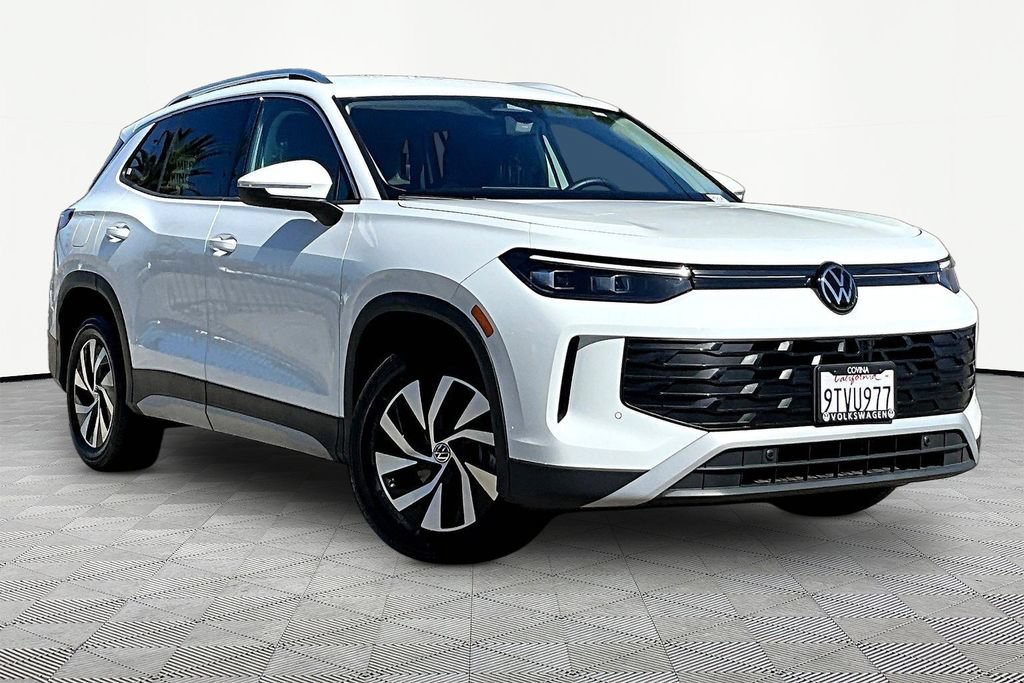 Used 2025 Volkswagen Tiguan S FWD image 1