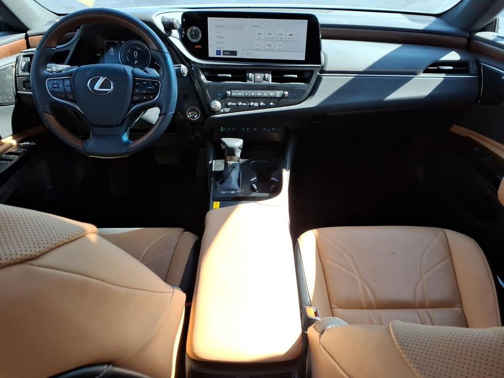 Used 2025 Lexus ES 300h Ultra Luxury w/ Accessory Package (Z2) image 9