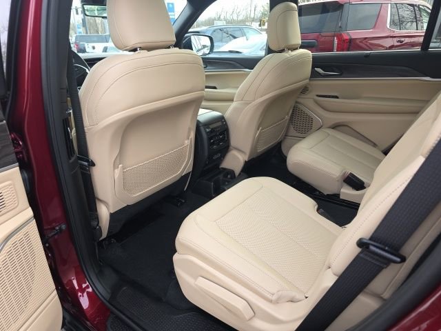 Used 2025 Jeep Grand Cherokee L Limited w/ Luxury Tech Group II image 17