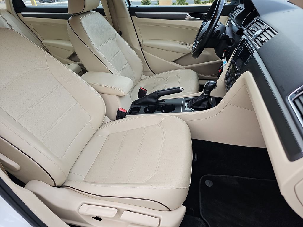 Used 2017 Volkswagen Passat 1.8T R-Line w/ R-Line Lighting Package image 11