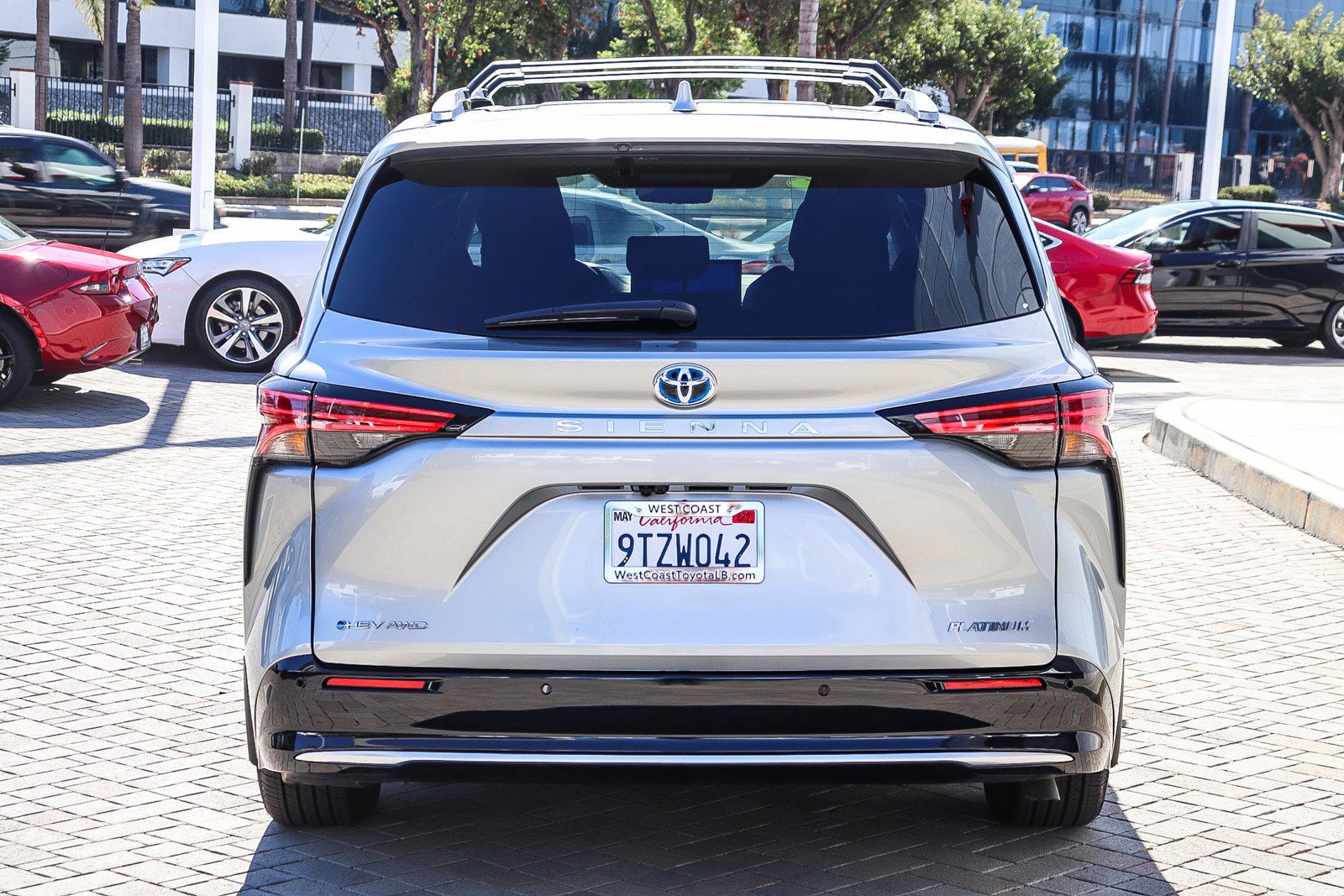 Used 2025 Toyota Sienna Platinum image 8