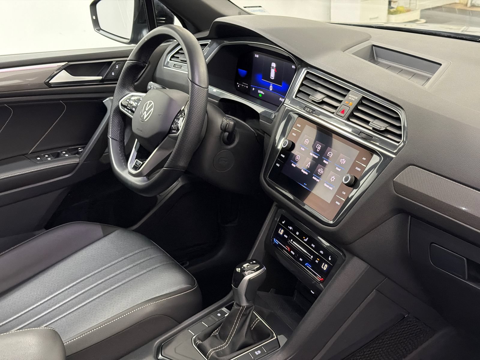 Used 2022 Volkswagen Tiguan SE R-Line FWD image 10
