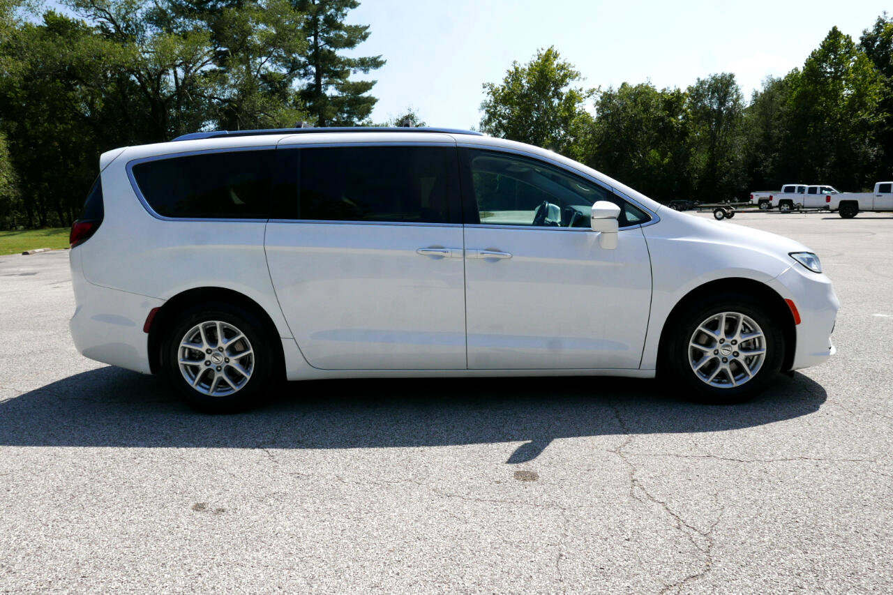 Used 2021 Chrysler Pacifica Touring-L image 5