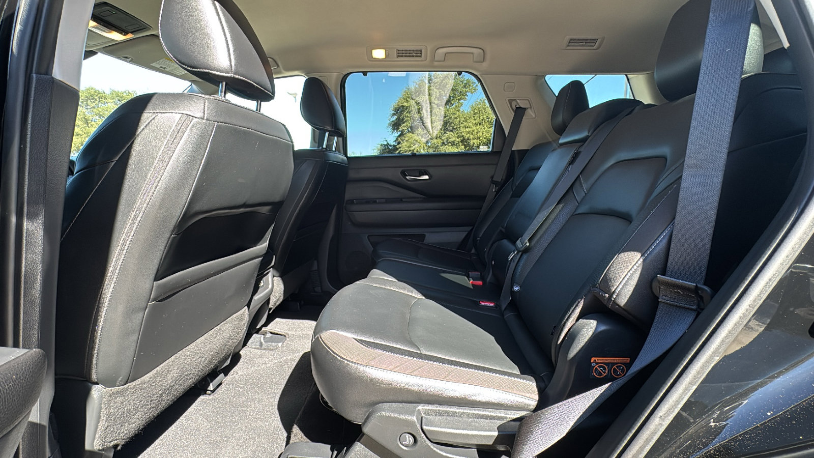 Used 2023 Nissan Pathfinder SL w/ Black Appearance Package image 14