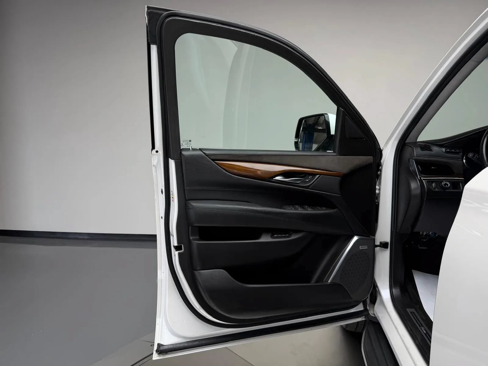 Used 2016 Cadillac Escalade ESV Luxury RWD image 26