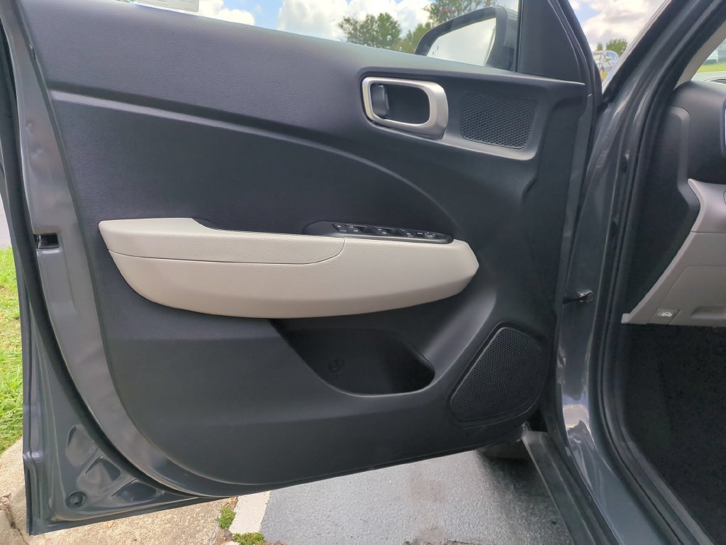 Used 2025 Hyundai Venue SEL FWD image 11