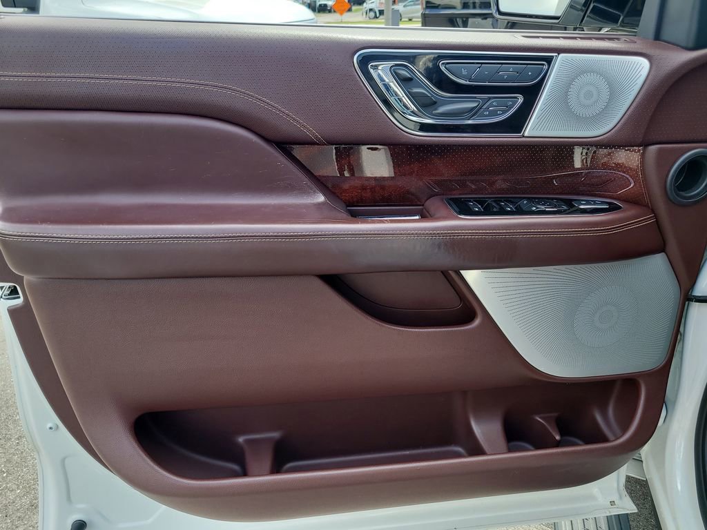 Used 2020 Lincoln Navigator Black Label w/ Cargo Convenience Package AWD/4WD image 16