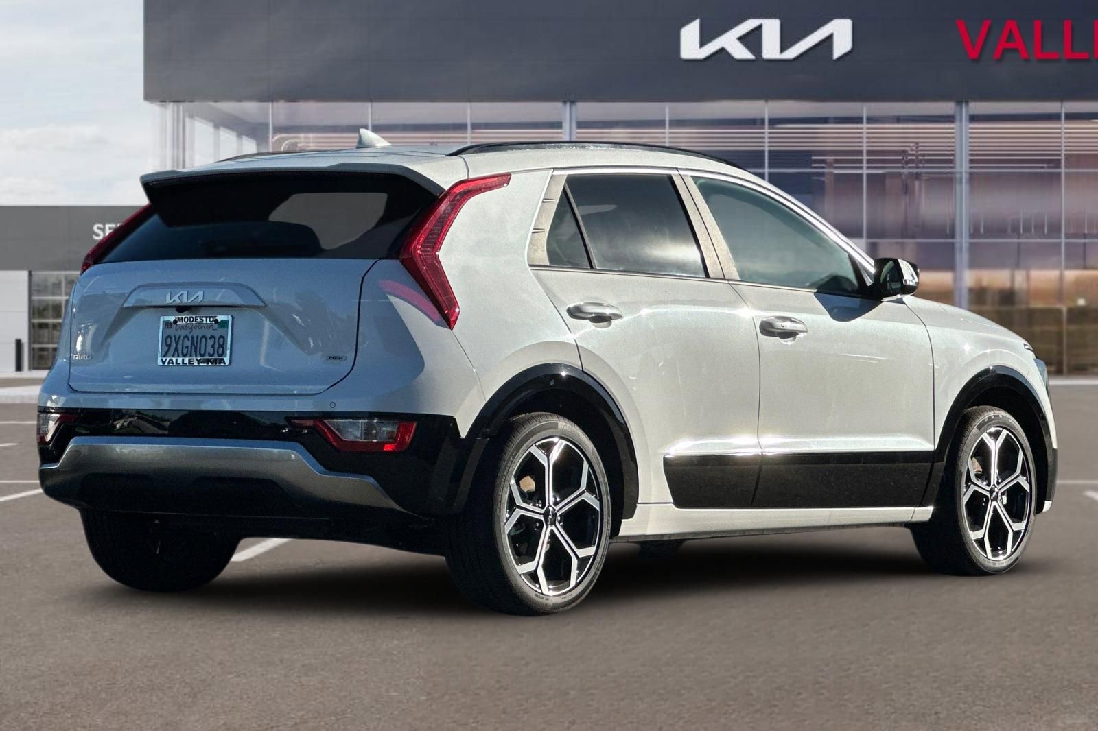 Used 2025 Kia Niro EX Touring image 4