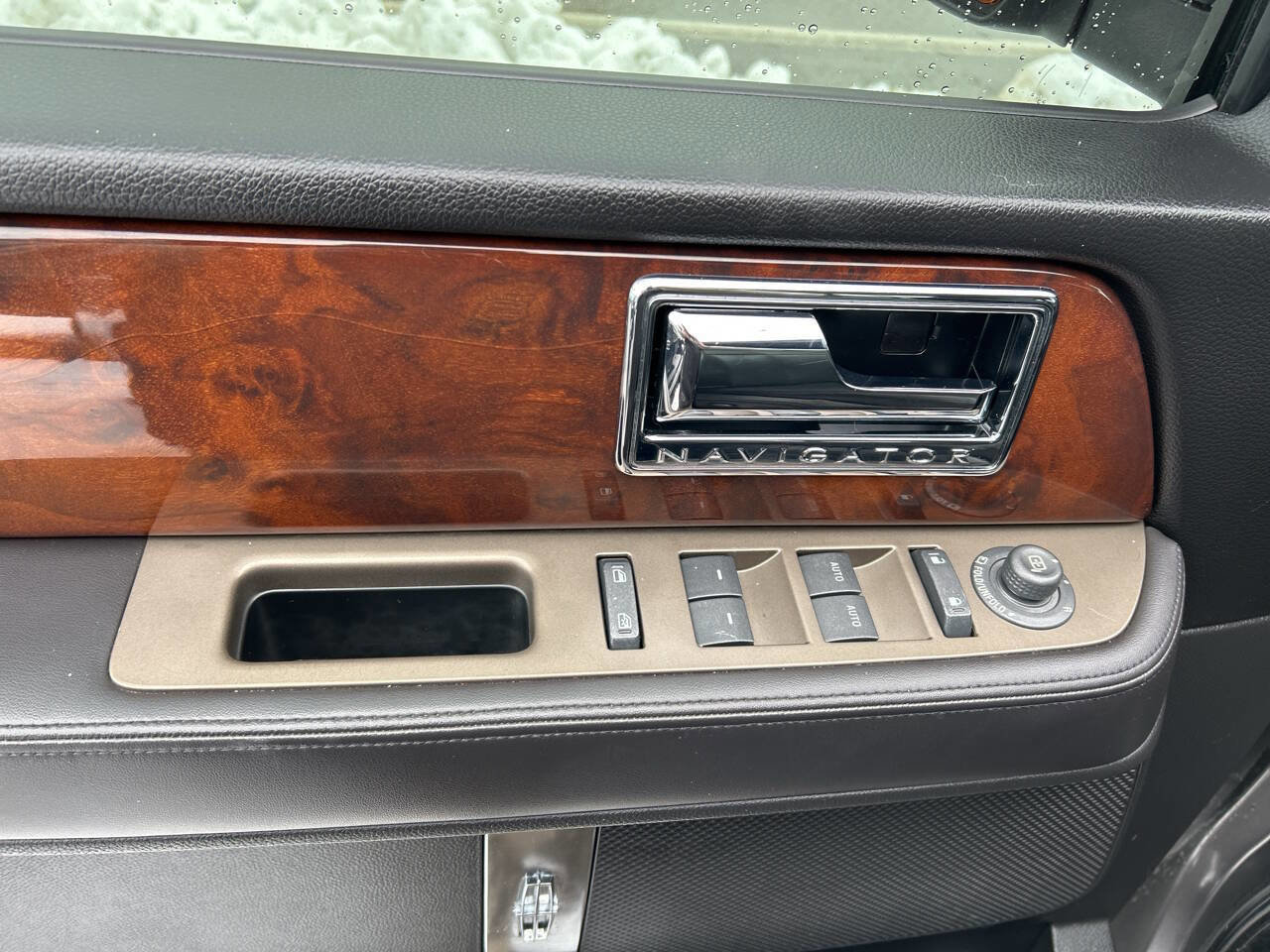 Used 2014 Lincoln Navigator 4WD image 4