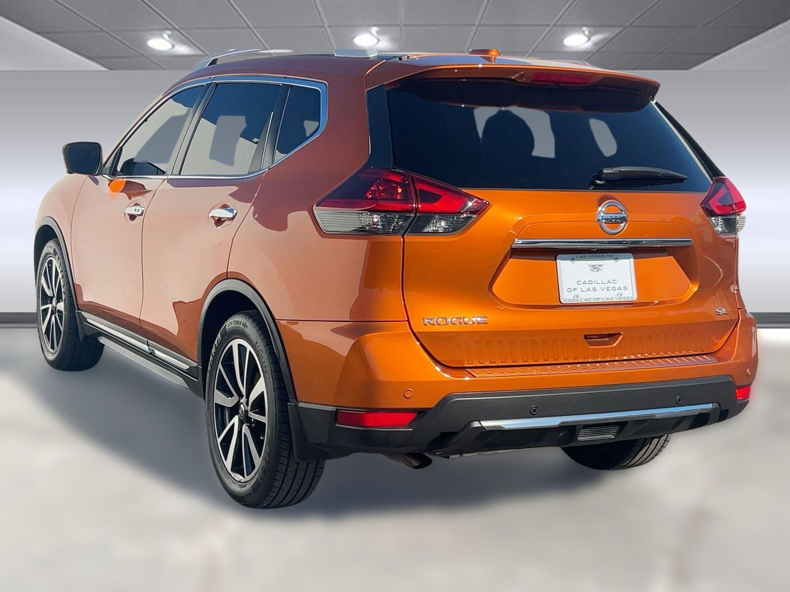Used 2019 Nissan Rogue SL w/ Premium Package image 3