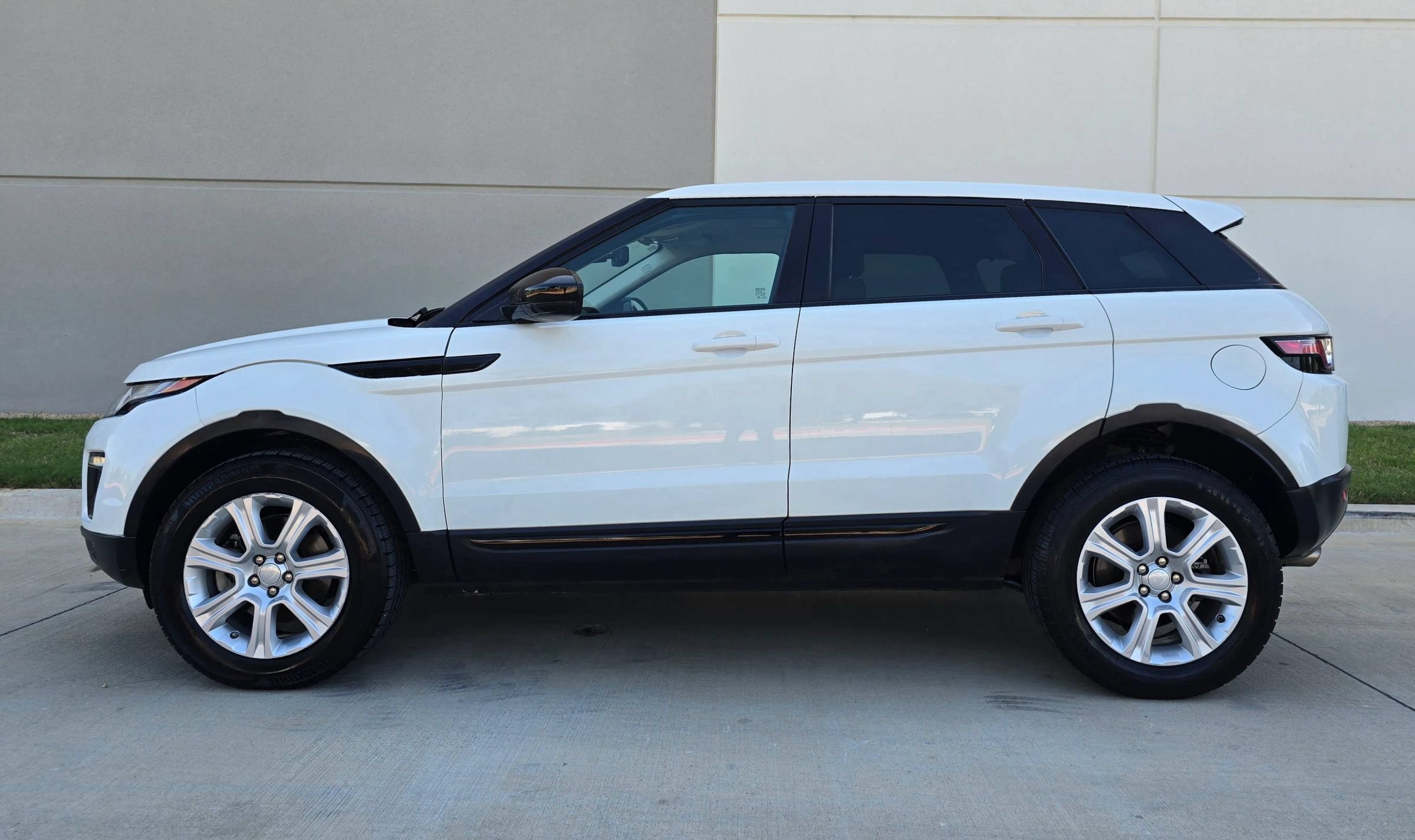 Used 2018 Land Rover Range Rover Evoque SE Premium AWD/4WD image 9