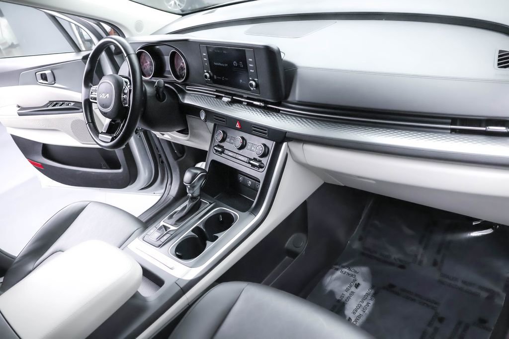 Used 2022 Kia Carnival LX image 23