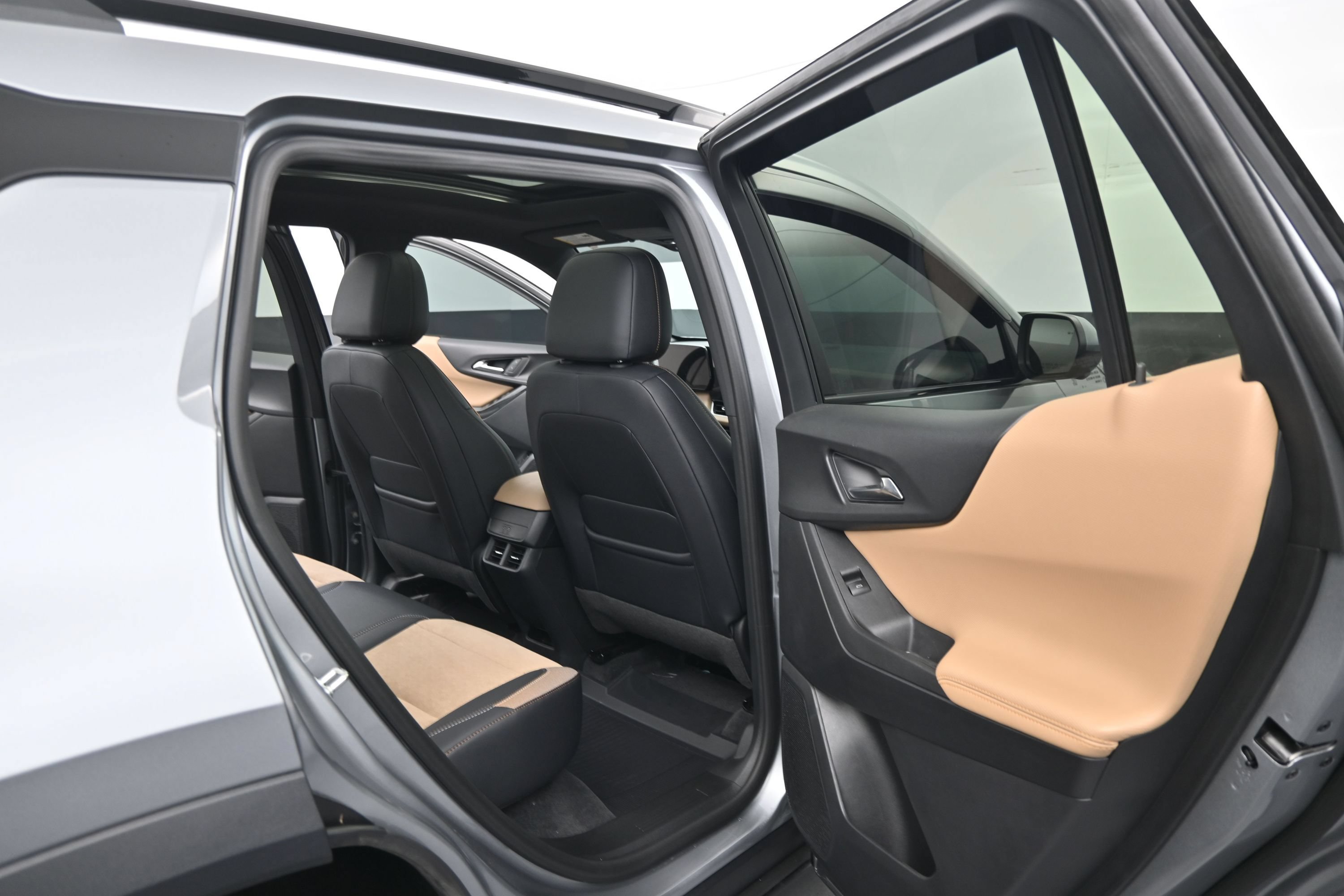 Used 2026 Chevrolet Equinox ACTIV w/ Safety and Technology Package AWD/4WD image 24
