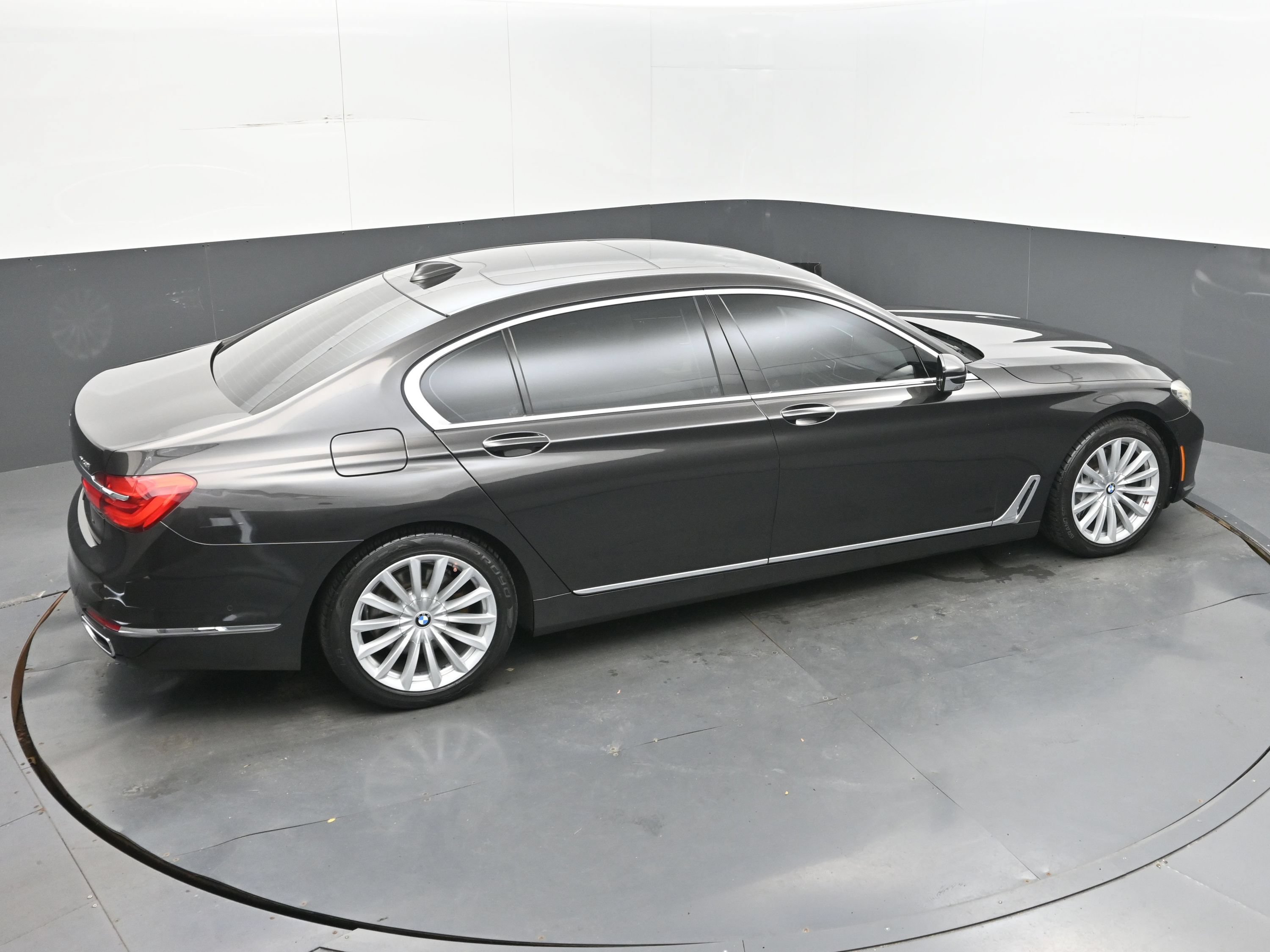 Used 2017 BMW 740i xDrive AWD/4WD image 30