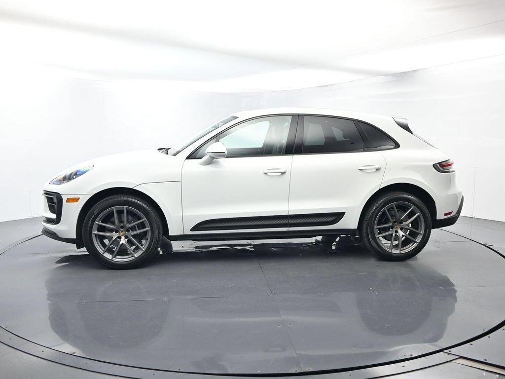 Certified 2025 Porsche Macan AWD/4WD image 2
